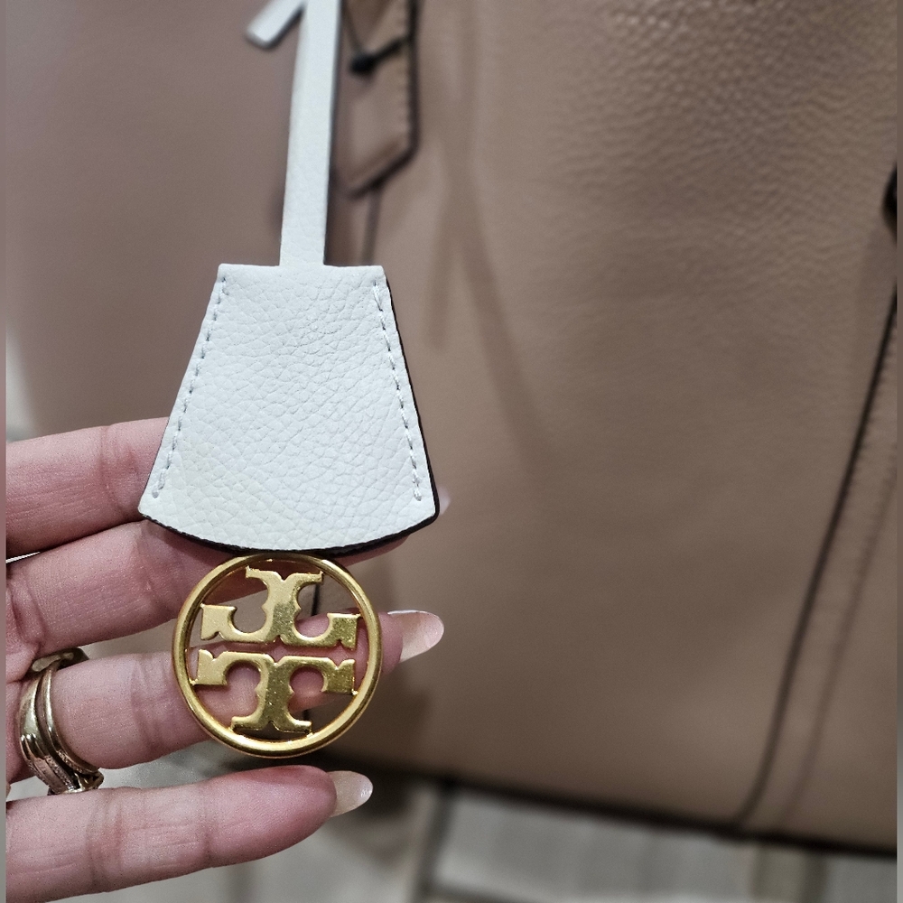 🛑SOLD🛑ory Burch Blush Pebbled Leather Large Tote Bag Gold Logo Charm Zip Top - Picture 5 of 13